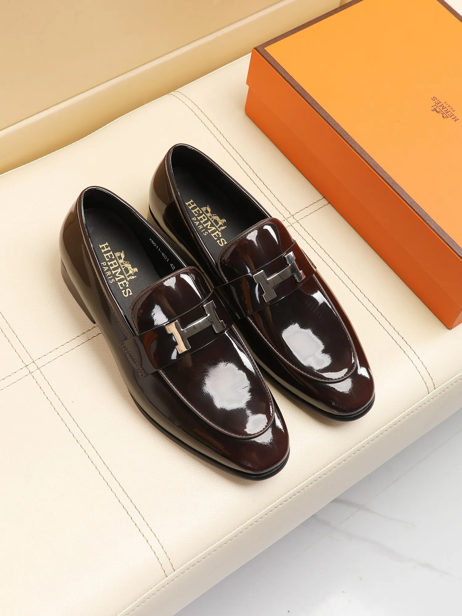 Factory price 460💶[HERMES] (cowhide lining)🍀Italian top luxury🍀He does not pursue novel styles and gorgeous colors, but attracts the favor of successful men with his flawless, elegant and classic style! This very, very comfortable, simple and stable style makes it easy to match any style! The pattern is absolutely 1:1 refined from the original case, and we strive for excellence in materials, imported cowhide + cowhide lining💪💪💪extraordinary texture👍! .Code number: 39 to 44 (38.4546 customized)